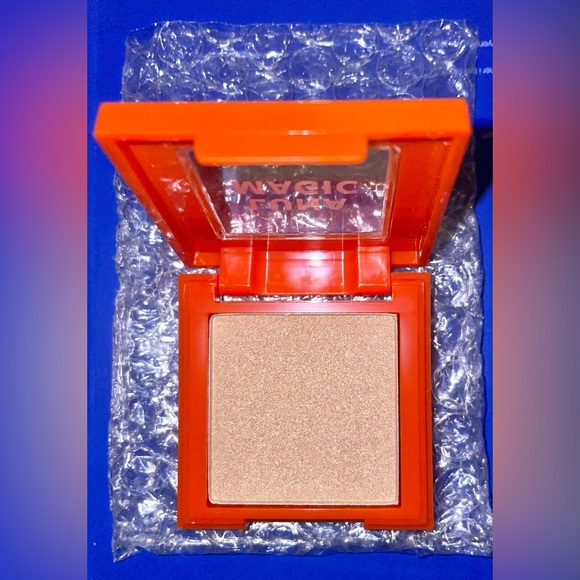Luna Magic Powder Highlighter-Tulum. Shiny, Light, Bright, Glow, Lift, Cheeks - Picture 3 of 5